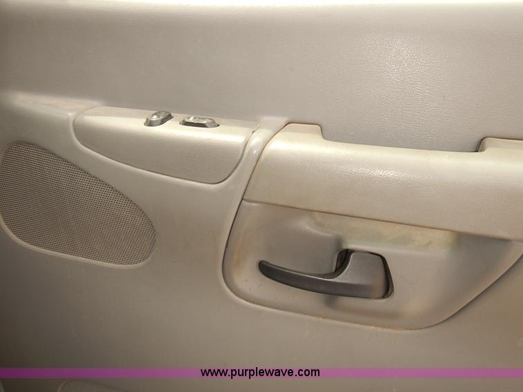 image for item J3112 2003 Ford E150 van