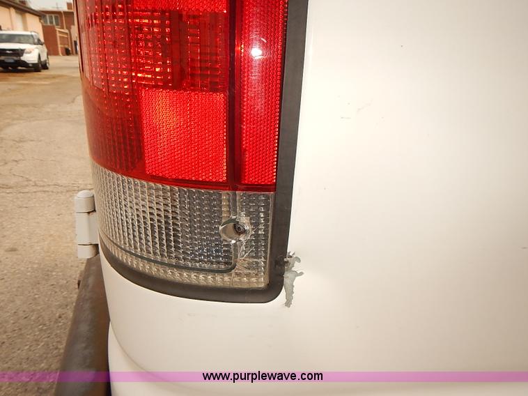 image for item J3112 2003 Ford E150 van