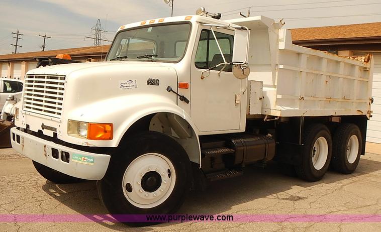 image for item J3116 1998 International 4900 dump truck