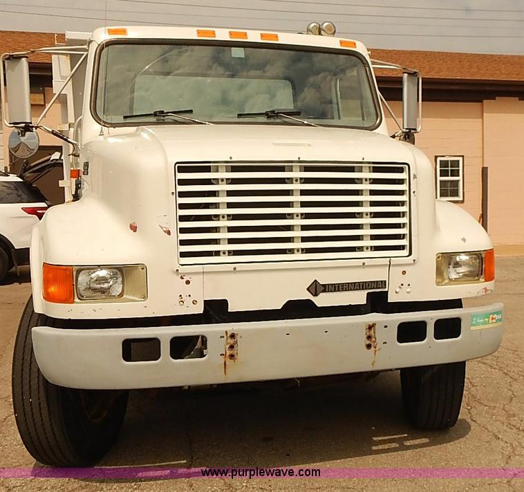 image for item J3116 1998 International 4900 dump truck