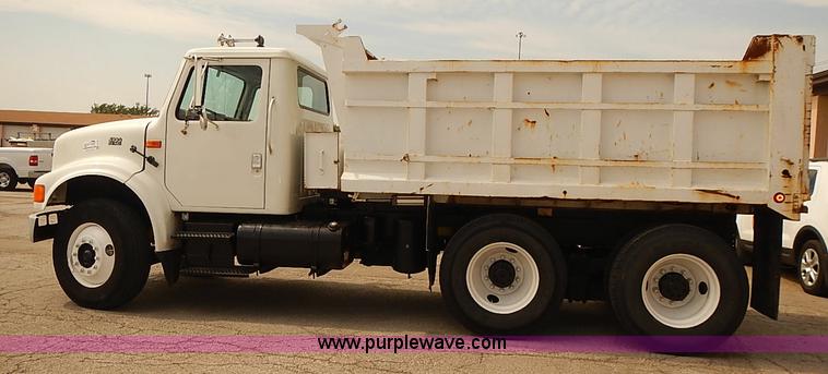 image for item J3116 1998 International 4900 dump truck