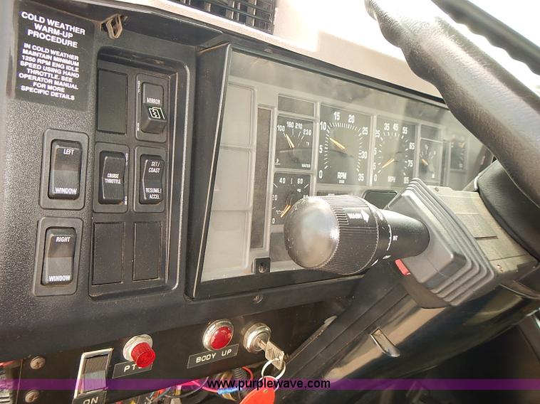 image for item J3116 1998 International 4900 dump truck