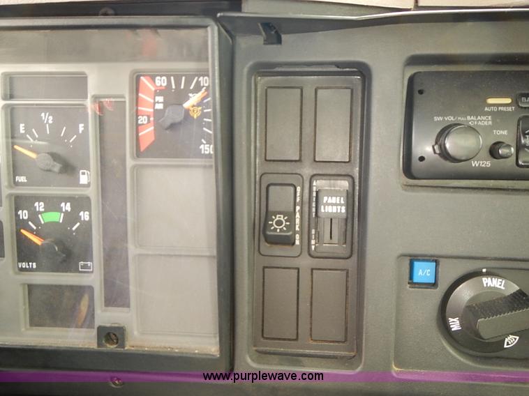 image for item J3116 1998 International 4900 dump truck