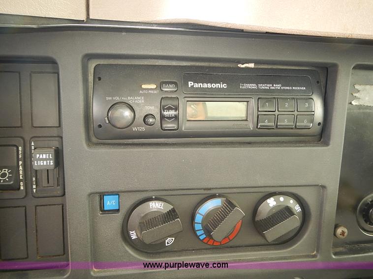 image for item J3116 1998 International 4900 dump truck