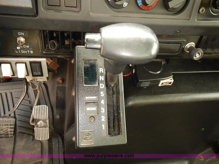 image for item J3116 1998 International 4900 dump truck