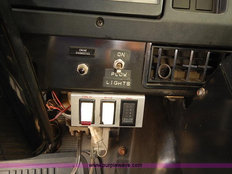 image for item J3116 1998 International 4900 dump truck