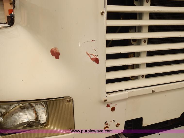 image for item J3116 1998 International 4900 dump truck