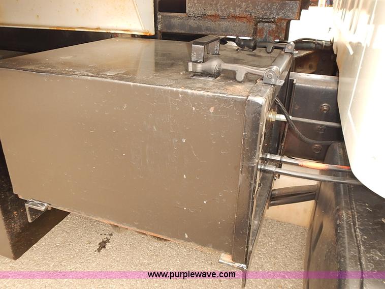 image for item J3116 1998 International 4900 dump truck