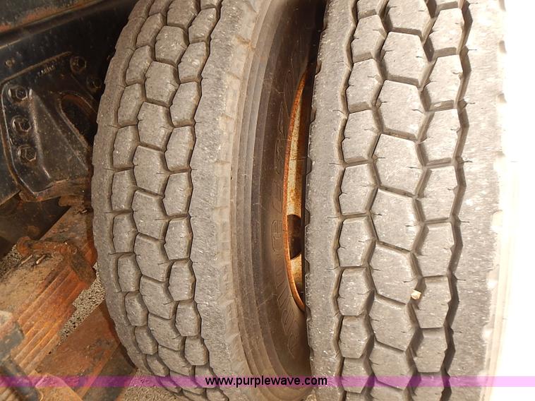 image for item J3116 1998 International 4900 dump truck