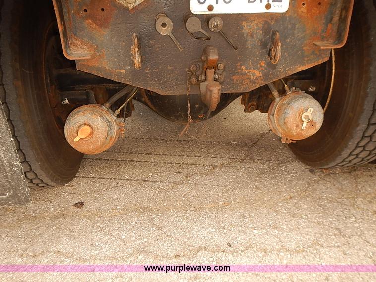 image for item J3116 1998 International 4900 dump truck