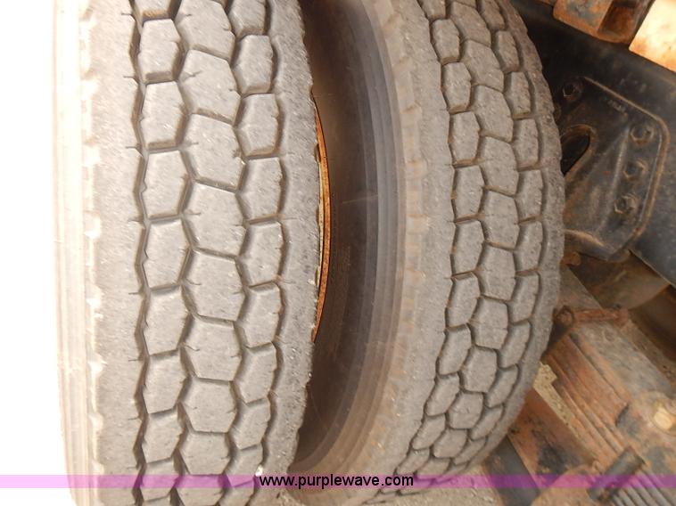 image for item J3116 1998 International 4900 dump truck