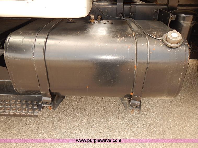 image for item J3116 1998 International 4900 dump truck