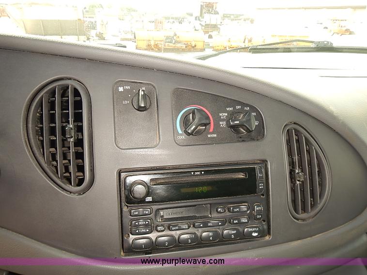 image for item J3118 2003 Ford E150 van