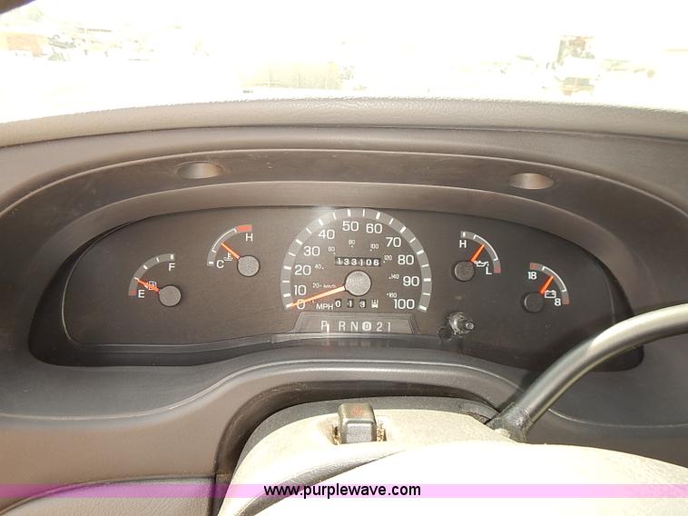 image for item J3118 2003 Ford E150 van