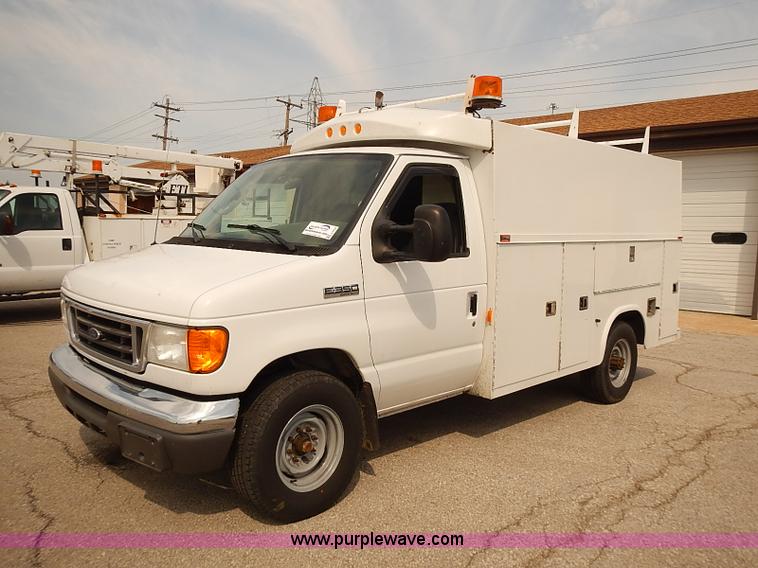image for item J3119 2007 Ford E350 Super Duty van