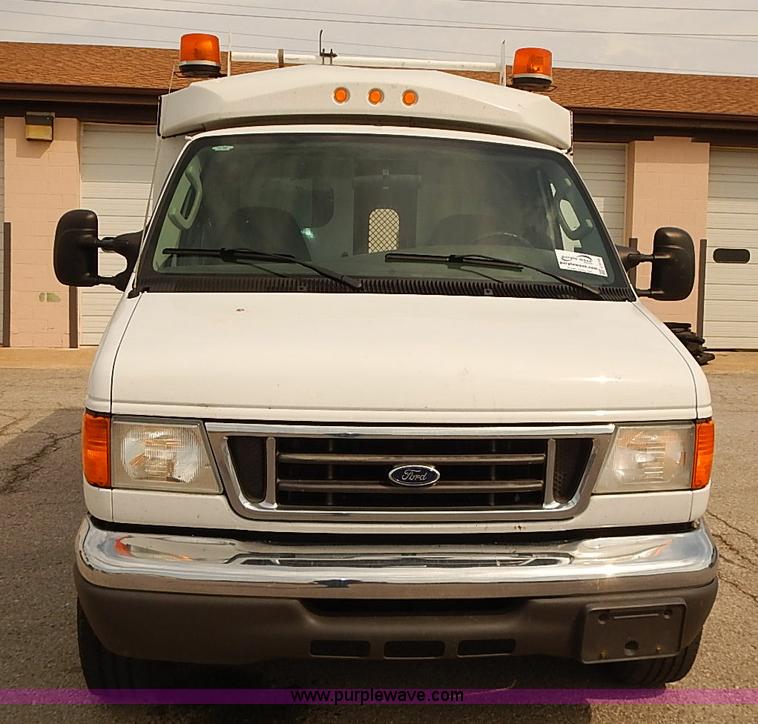image for item J3119 2007 Ford E350 Super Duty van