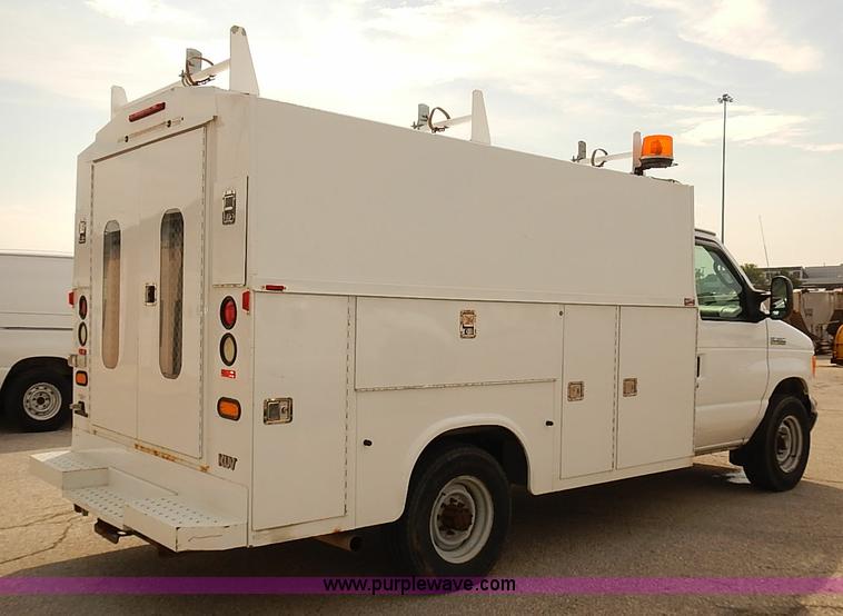 image for item J3119 2007 Ford E350 Super Duty van