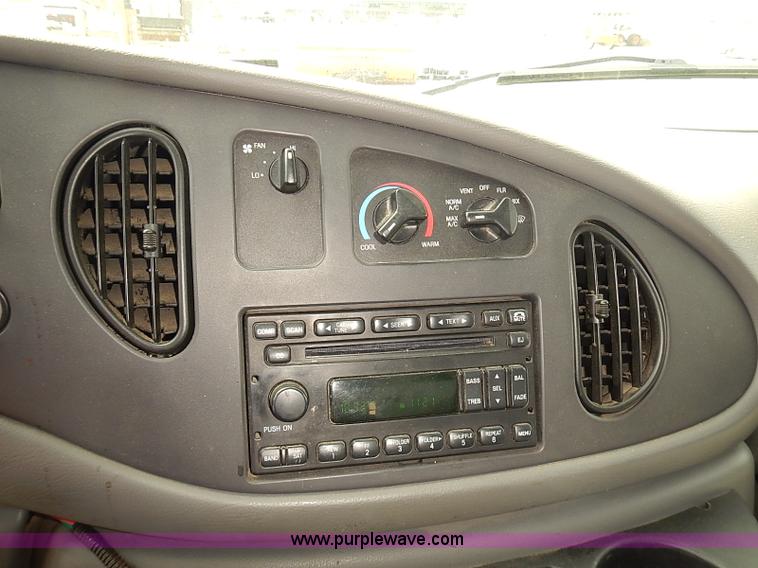 image for item J3119 2007 Ford E350 Super Duty van