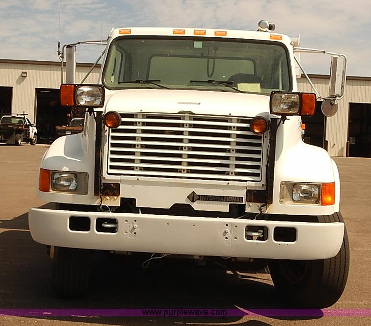 image for item J3121 2000 International 4900 dump truck