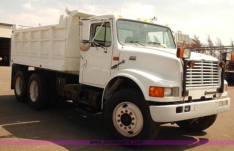 image for item J3121 2000 International 4900 dump truck