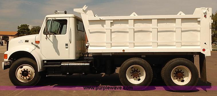 image for item J3121 2000 International 4900 dump truck