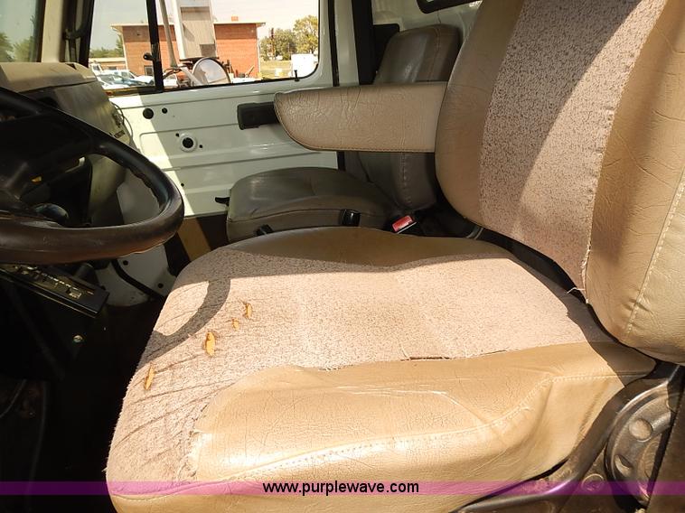 image for item J3121 2000 International 4900 dump truck