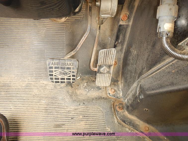 image for item J3121 2000 International 4900 dump truck