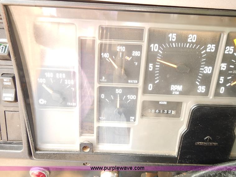 image for item J3121 2000 International 4900 dump truck