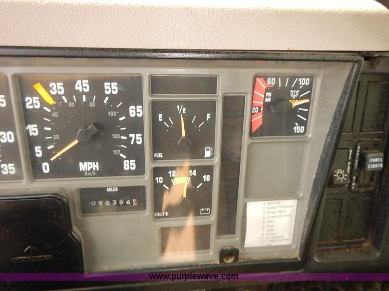 image for item J3121 2000 International 4900 dump truck