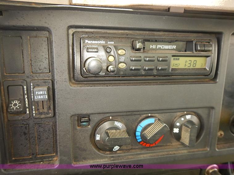 image for item J3121 2000 International 4900 dump truck