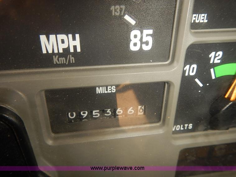 image for item J3121 2000 International 4900 dump truck