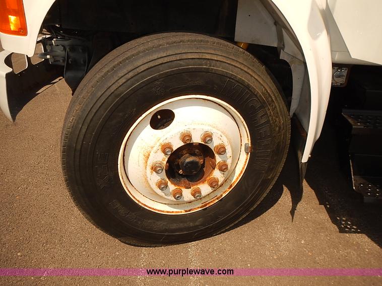 image for item J3121 2000 International 4900 dump truck