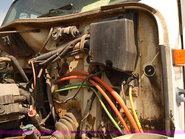 image for item J3121 2000 International 4900 dump truck