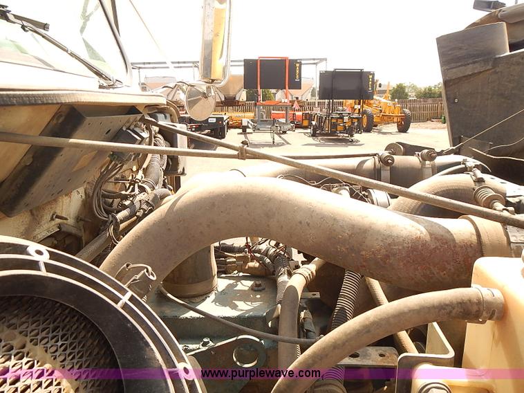 image for item J3121 2000 International 4900 dump truck