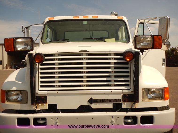 image for item J3121 2000 International 4900 dump truck