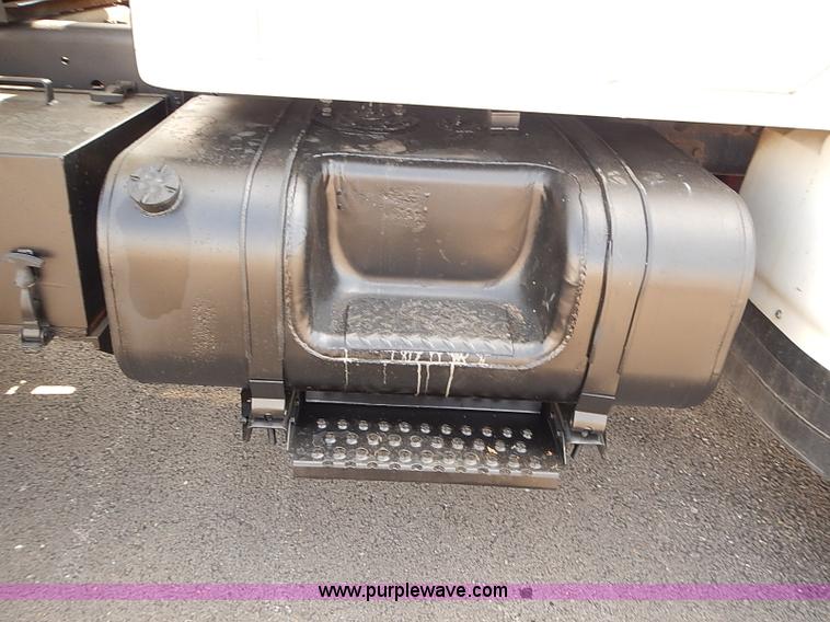 image for item J3121 2000 International 4900 dump truck