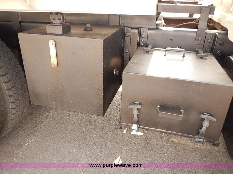 image for item J3121 2000 International 4900 dump truck