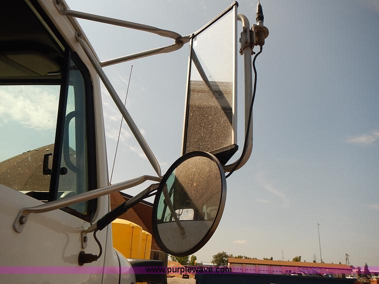 image for item J3121 2000 International 4900 dump truck