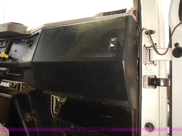 image for item J3121 2000 International 4900 dump truck