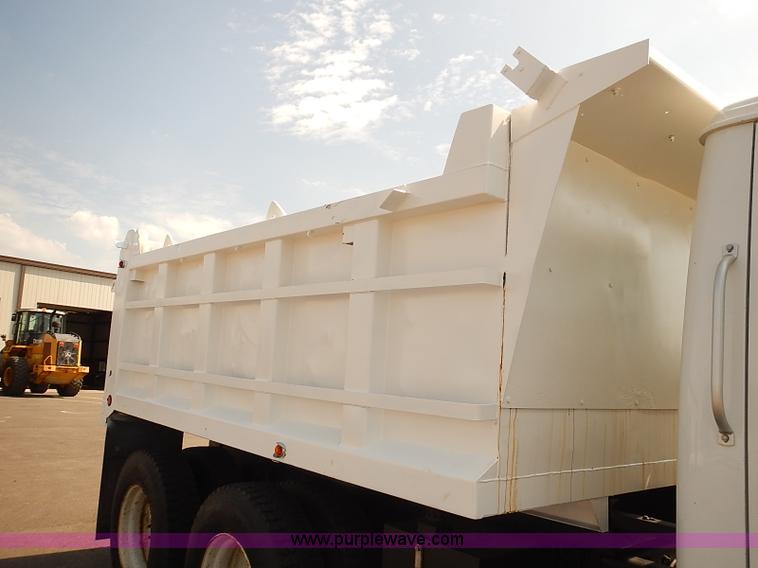 image for item J3121 2000 International 4900 dump truck