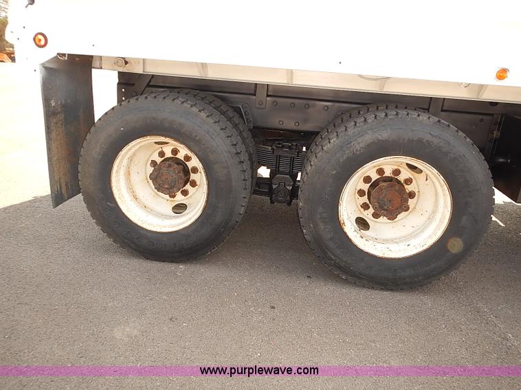 image for item J3121 2000 International 4900 dump truck