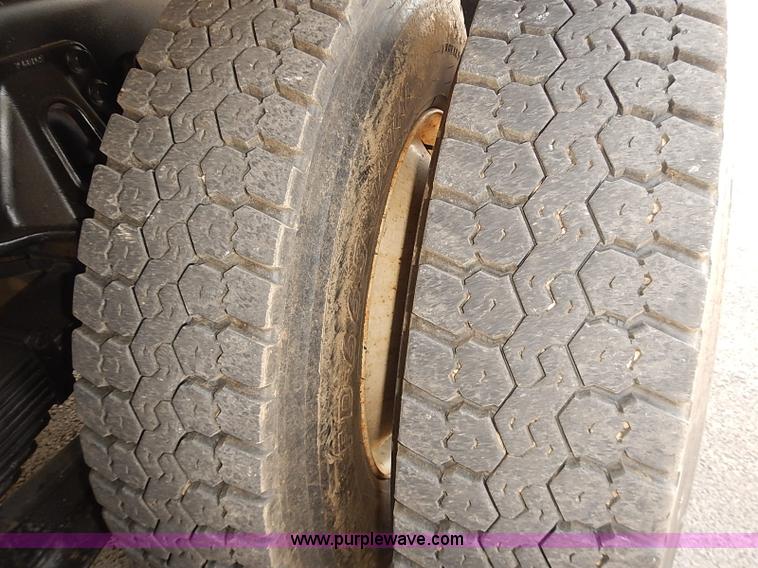 image for item J3121 2000 International 4900 dump truck