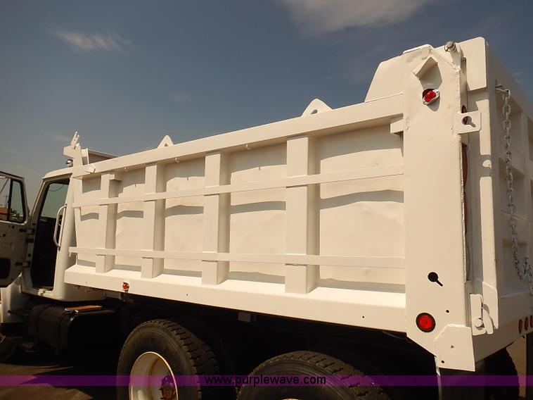 image for item J3121 2000 International 4900 dump truck