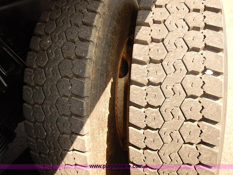 image for item J3121 2000 International 4900 dump truck