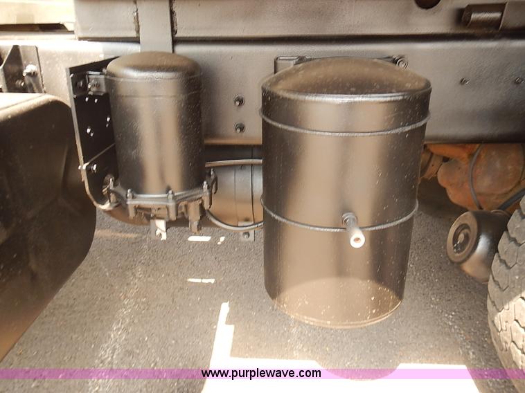 image for item J3121 2000 International 4900 dump truck