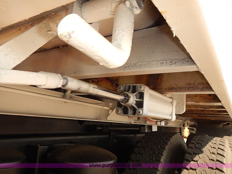 image for item J3121 2000 International 4900 dump truck