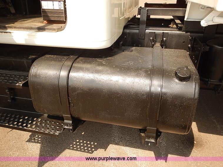 image for item J3121 2000 International 4900 dump truck