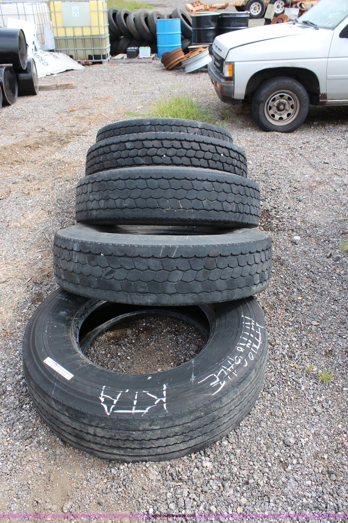 (5) 11R22.5 tires in Topeka, KS Item AV9496 sold Purple Wave