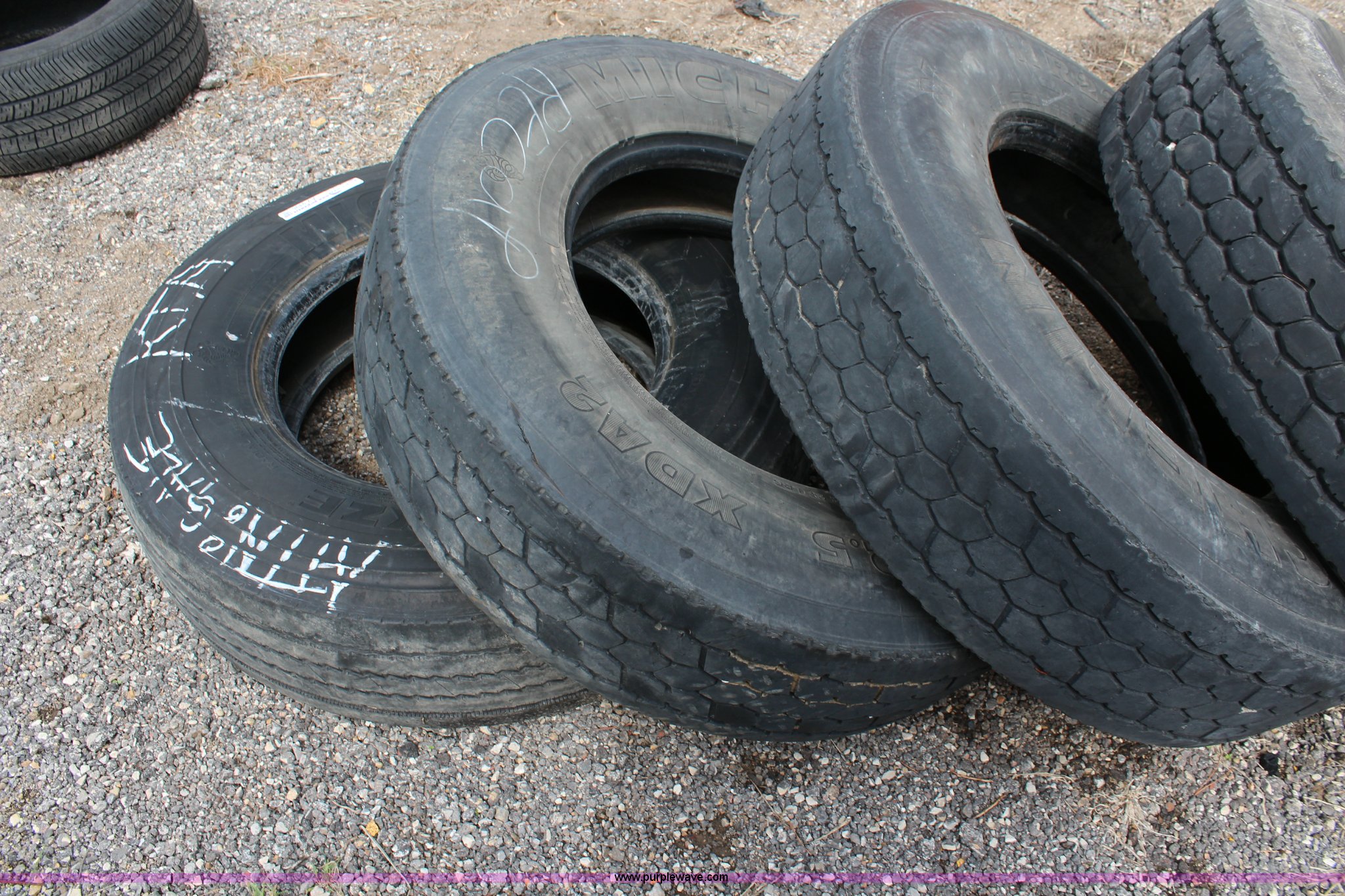 (5) 11R22.5 tires in Topeka, KS Item AV9496 sold Purple Wave