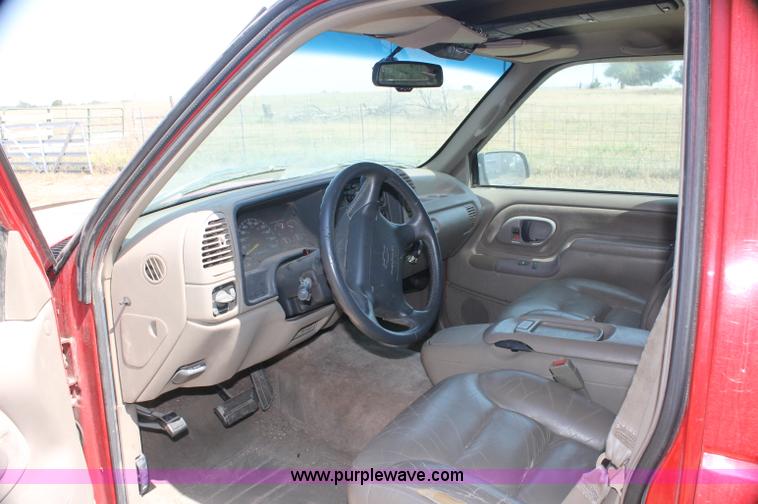 image for item AJ9324 1996 Chevrolet Suburban K1500 SUV